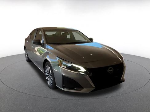 Used 2025 Nissan Altima 2.5 SV FWD image 3
