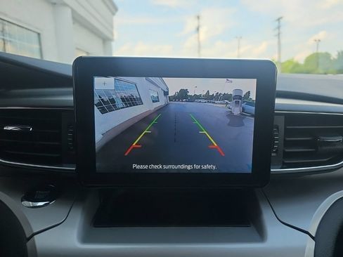 Used 2022 Ford Explorer XLT w/ Equipment Group 202A AWD/4WD image 18