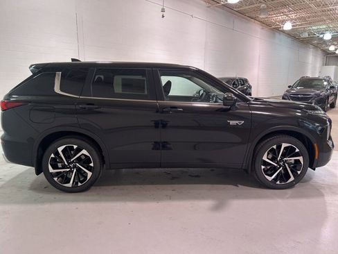New 2025 Mitsubishi Outlander SE image 8