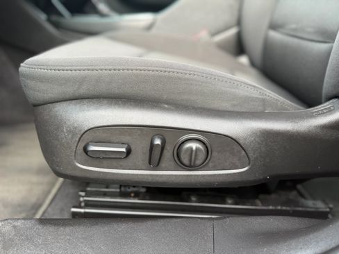 Used 2017 Chevrolet Malibu LT FWD image 17