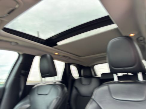 Used 2019 Jeep Cherokee Latitude Plus w/ Comfort/Convenience Group FWD image 17