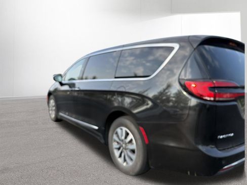 Used 2023 Chrysler Pacifica Limited FWD image 3