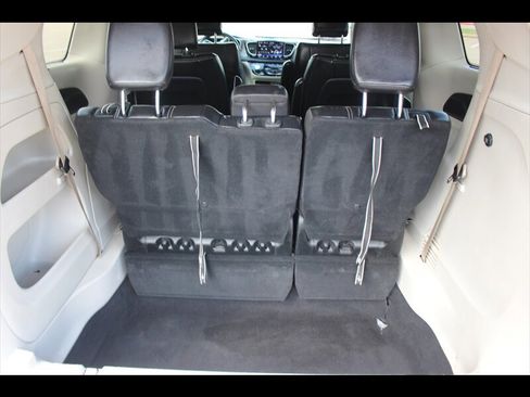 Used 2022 Chrysler Pacifica Touring-L FWD image 9