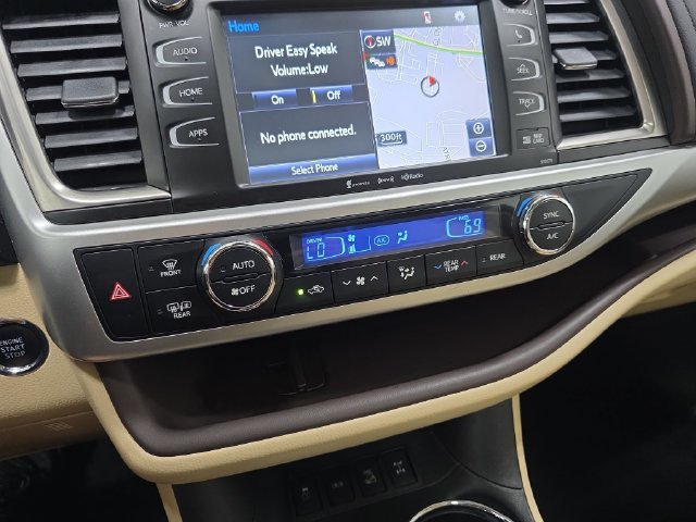 Used 2018 Toyota Highlander XLE AWD/4WD image 24