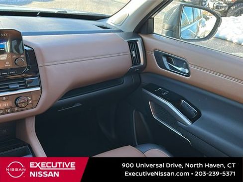Certified 2025 Nissan Pathfinder Platinum image 24
