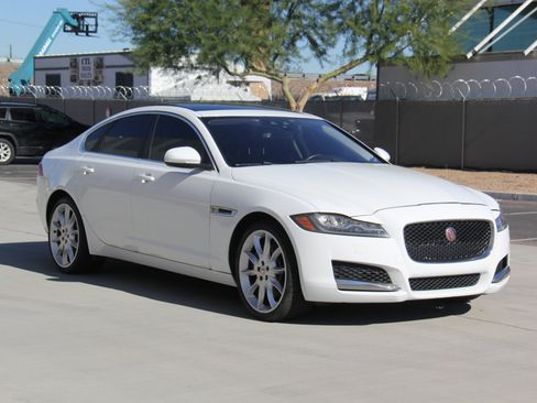 Used 2016 Jaguar XF Prestige image 3