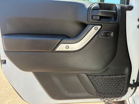 Used 2017 Jeep Wrangler Unlimited Rubicon w/ Connectivity Group AWD/4WD image 14