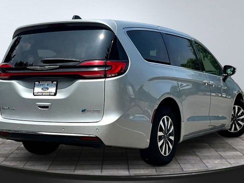 Used 2023 Chrysler Pacifica Touring-L FWD image 6
