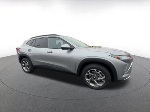 Used 2025 Chevrolet Trax LT w/ LT Convenience Package image 2