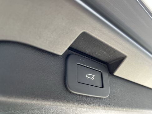 Used 2025 Land Rover Discovery S image 39