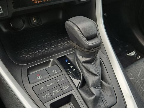 Used 2021 Toyota RAV4 XLE AWD/4WD image 14
