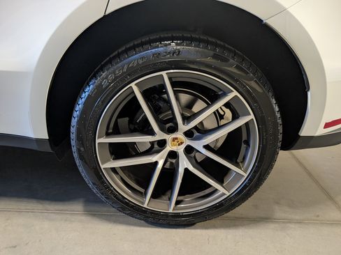 Certified 2025 Porsche Macan image 16