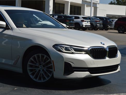 Used 2022 BMW 530i w/ Convenience Package RWD image 2