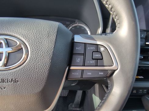 Used 2024 Toyota Highlander XLE image 16