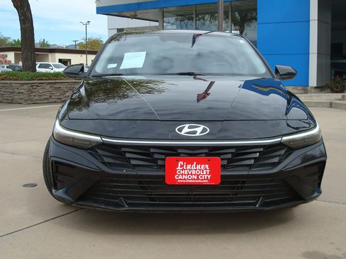 Used 2024 Hyundai Elantra SE FWD image 2