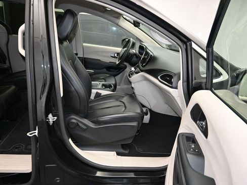 Certified 2023 Chrysler Pacifica Touring-L image 29