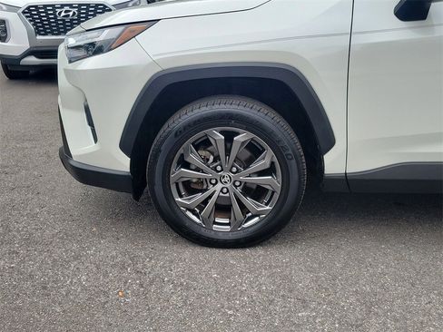 Used 2022 Toyota RAV4 XLE Premium image 6