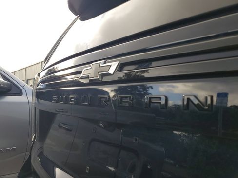 Used 2023 Chevrolet Suburban Z71 w/ Luxury Package AWD/4WD image 6