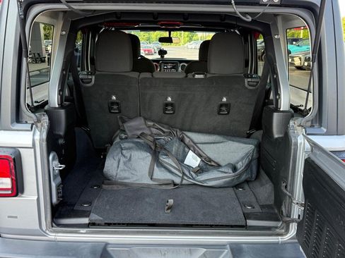 Used 2019 Jeep Wrangler Unlimited Sahara AWD/4WD image 4