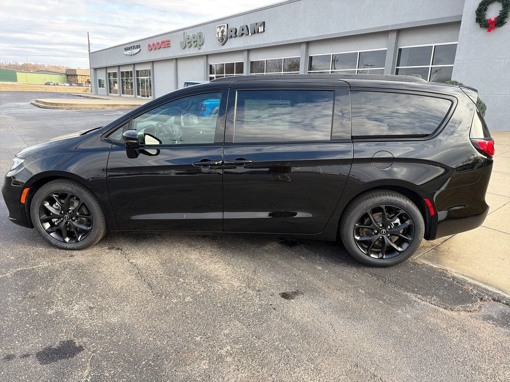 New 2026 Chrysler Pacifica Select w/ S Appearance Package FWD image 9