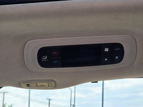 Used 2023 Chrysler Pacifica Limited FWD image 13