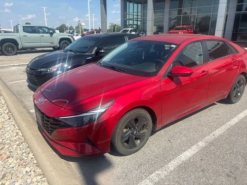 Used 2023 Hyundai Elantra SEL FWD image 2