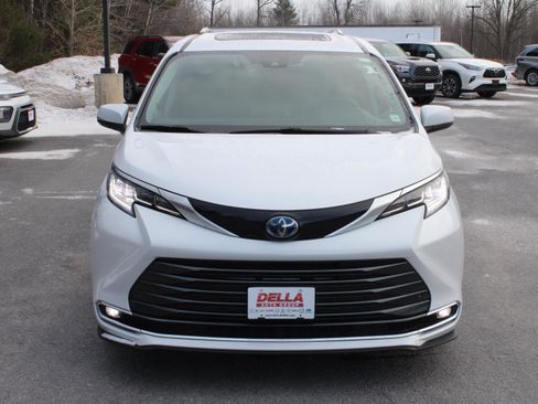 Certified 2023 Toyota Sienna Limited image 2