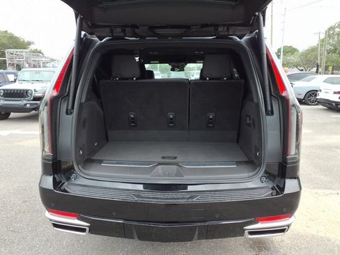 Used 2024 Cadillac Escalade Luxury AWD/4WD image 21