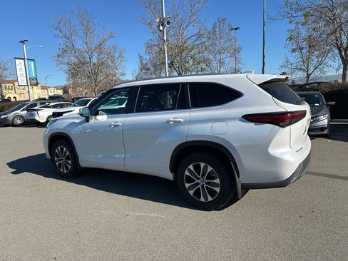 Used 2023 Toyota Highlander XLE image 4
