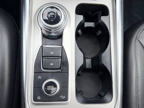 Used 2023 Ford Explorer XLT w/ Equipment Group 202A AWD/4WD image 18