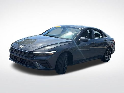 Used 2025 Hyundai Elantra Limited FWD image 3