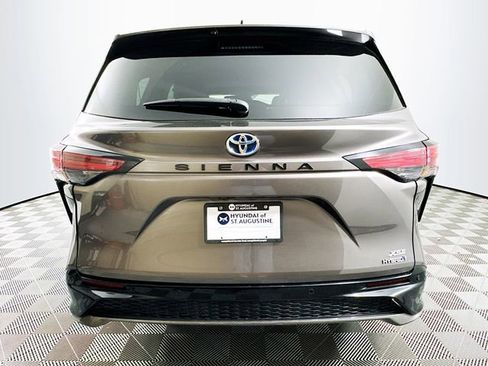 Used 2021 Toyota Sienna XSE image 5