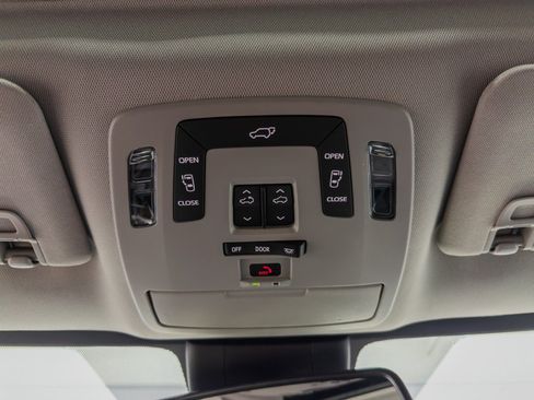 Used 2025 Toyota Sienna XLE AWD/4WD image 45