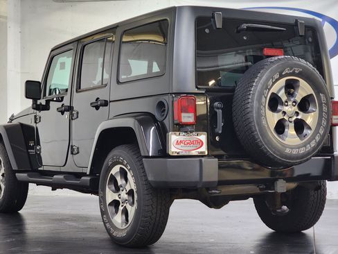 Used 2017 Jeep Wrangler Unlimited Sahara w/ Connectivity Group AWD/4WD image 7