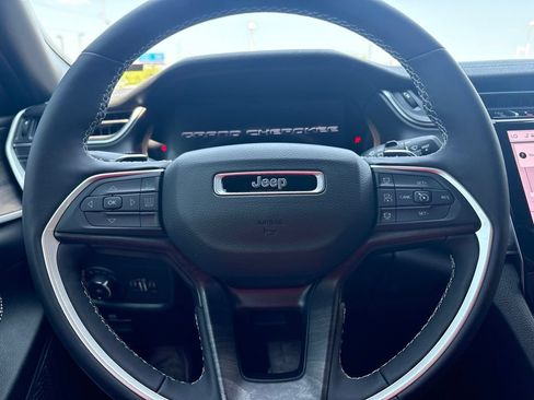 Used 2025 Jeep Grand Cherokee Limited AWD/4WD image 16