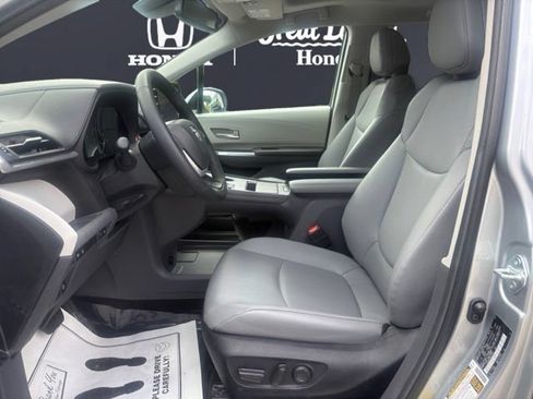 Used 2024 Toyota Sienna XLE w/ XLE Plus Package AWD/4WD image 9