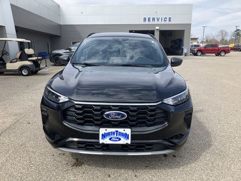 Used 2023 Ford Escape ST-Line w/ Tech Pack #1 AWD/4WD image 3