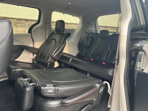 Used 2018 Chrysler Pacifica Touring-L w/ Advanced Safetytec Group image 22