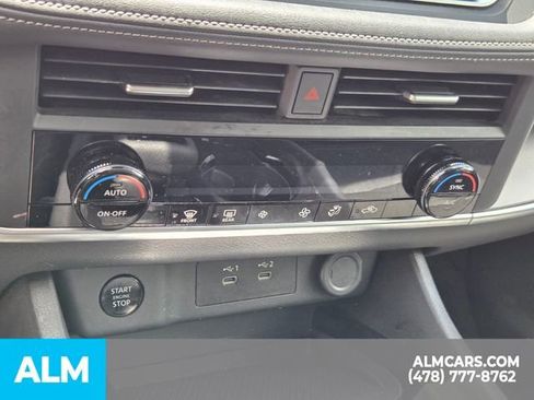 Used 2025 Nissan Rogue SV FWD image 9