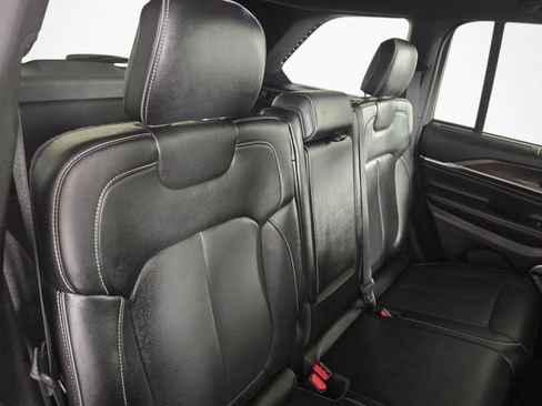 Used 2022 Jeep Grand Cherokee Overland w/ Luxury Tech Group IV AWD/4WD image 34