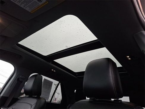 Used 2022 Ford Explorer XLT w/ Equipment Group 202A image 14