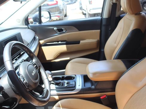 Used 2024 Kia Carnival LX FWD image 24
