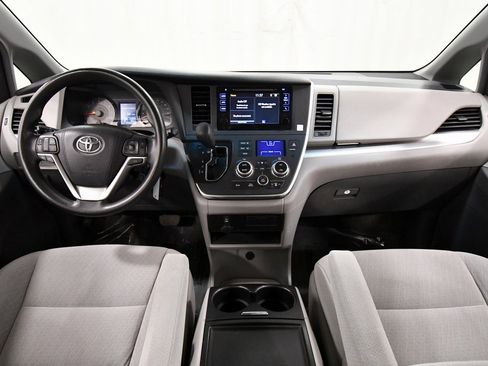 Used 2015 Toyota Sienna LE image 3