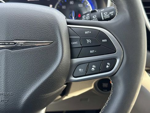 Used 2022 Chrysler Pacifica Touring-L image 13
