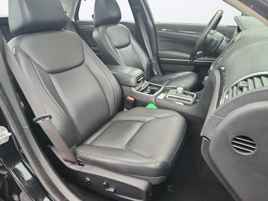 Used 2019 Chrysler 300 Touring L w/ Quick Order Package 22F AWD/4WD image 25