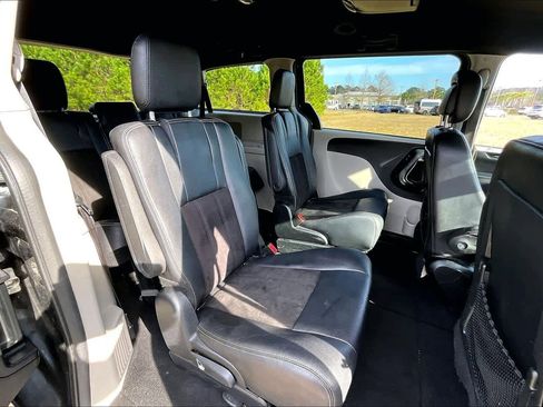 Used 2020 Dodge Grand Caravan SXT image 18