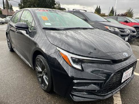 Certified 2025 Toyota Corolla SE image 3