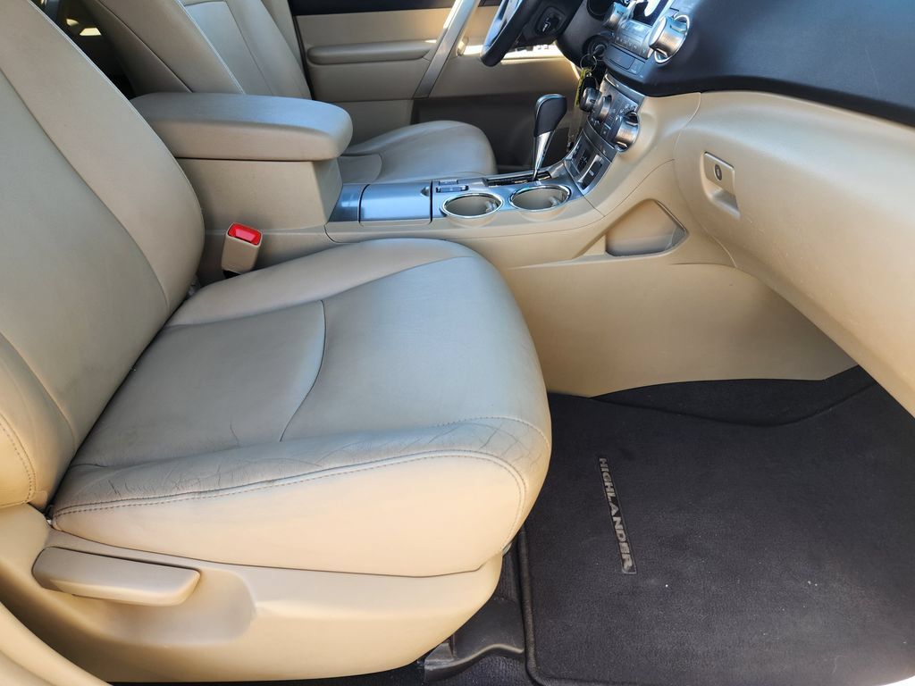 Used 2012 Toyota Highlander SE w/ Tow Pkg AWD/4WD image 16