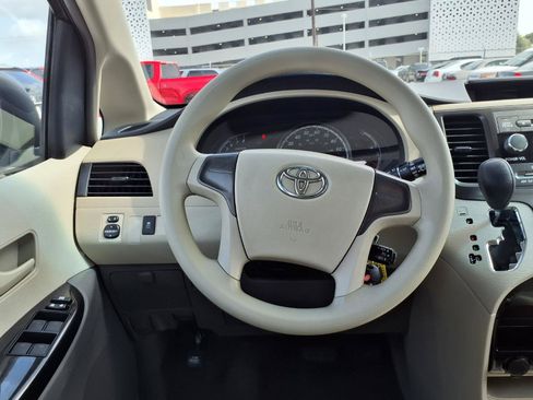 Used 2012 Toyota Sienna FWD image 12