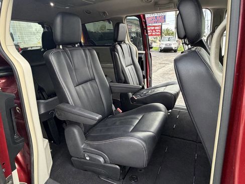 Used 2014 Chrysler Town & Country Touring FWD image 2